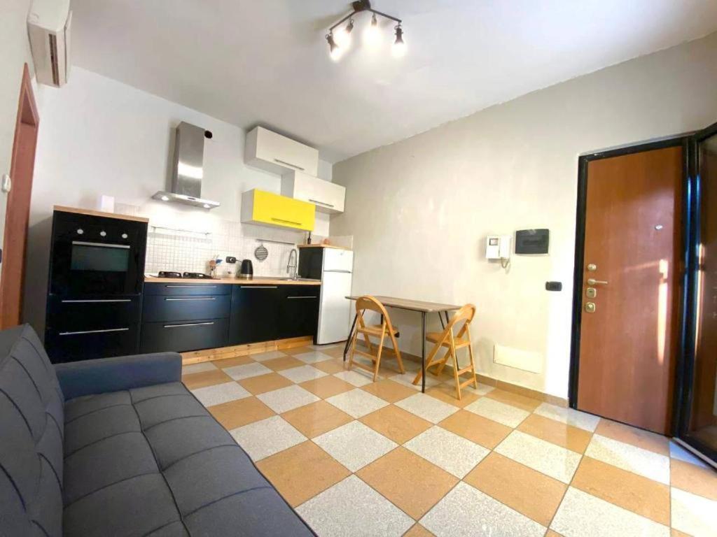 Ferienwohnung Conte Rosso House, Con Doppia Terrazza In Coorte Tranquilla A Due Passi Da Stazione E Metropolitana Lambrate Mailand Exterior foto
